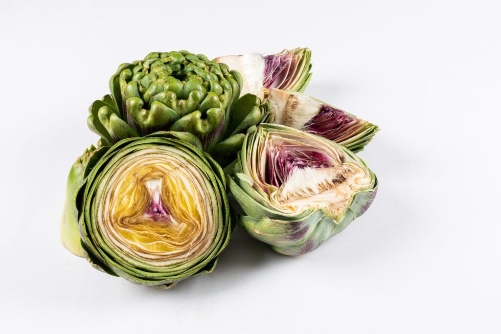 Whole and cut artichokes, a fibre-rich vegetable