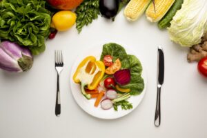 Assiette de légumes crus entourée de légumes frais