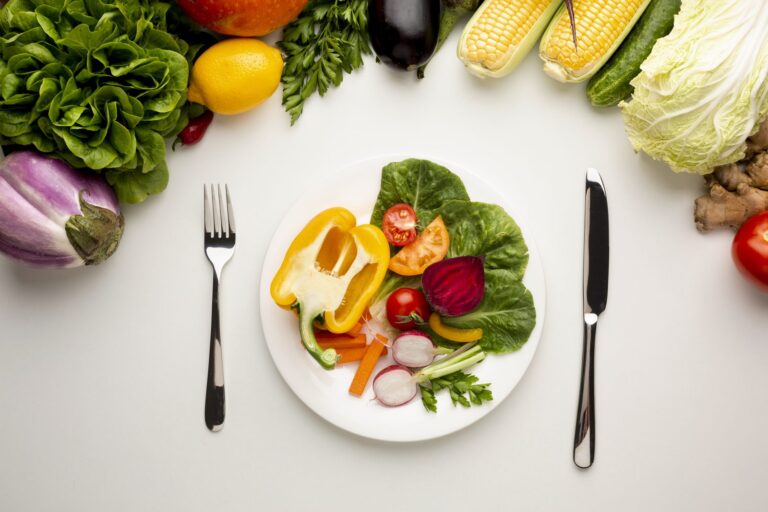 Assiette de légumes crus entourée de légumes frais