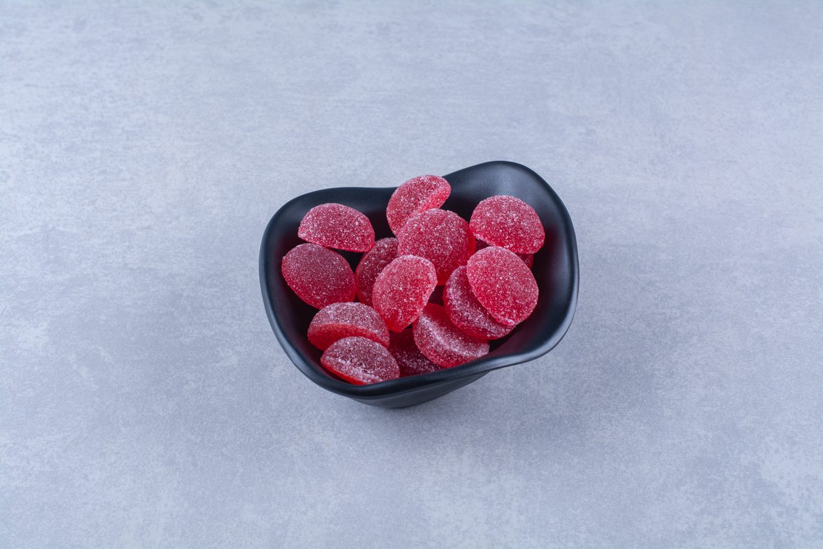 Assiette de pâtes de fruits rouges enrobées de sucre