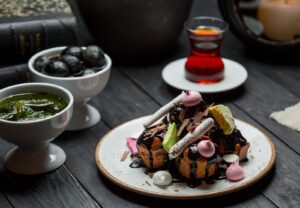 Assiette de profiteroles nappées de sauce au chocolat