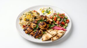 Assiette de shawarma de poulet grillé avec riz, houmous et crudités