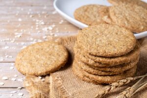 Biscuits à l'avoine maison sur une table en bois