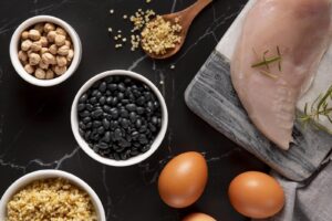 Blanc de poulet, œufs, haricots noirs et pois chiches, des aliments protéinés