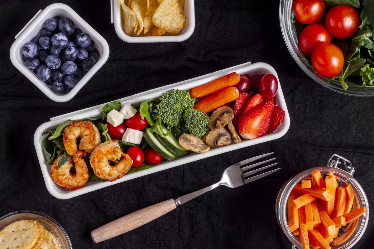 Boîtes repas garnies de crevettes, légumes et myrtilles