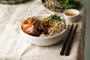 Bol de bo bun au bœuf, vermicelles de riz et herbes fraîches