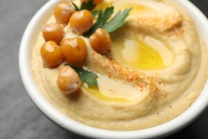 Bol de houmous à l'huile d'olive, pois chiches et persil
