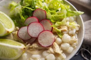 Bol de pozole mexicain vu de dessus