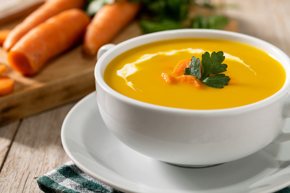 Bol de velouté de carottes décoré de persil