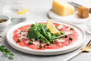 Carpaccio de bœuf aux câpres, roquette et copeaux de parmesan