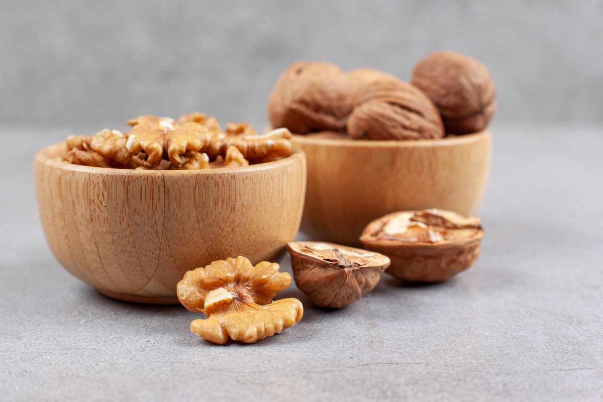 Cerneaux de noix et noix entières dans des bols en bois