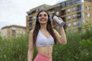 Coureuse buvant de l'eau après son entraînement