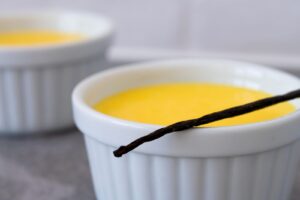 Crème pâtissière maison à la vanille dans un bol blanc