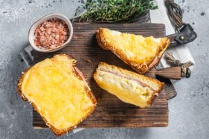Croque-monsieur au jambon et fromage gratiné
