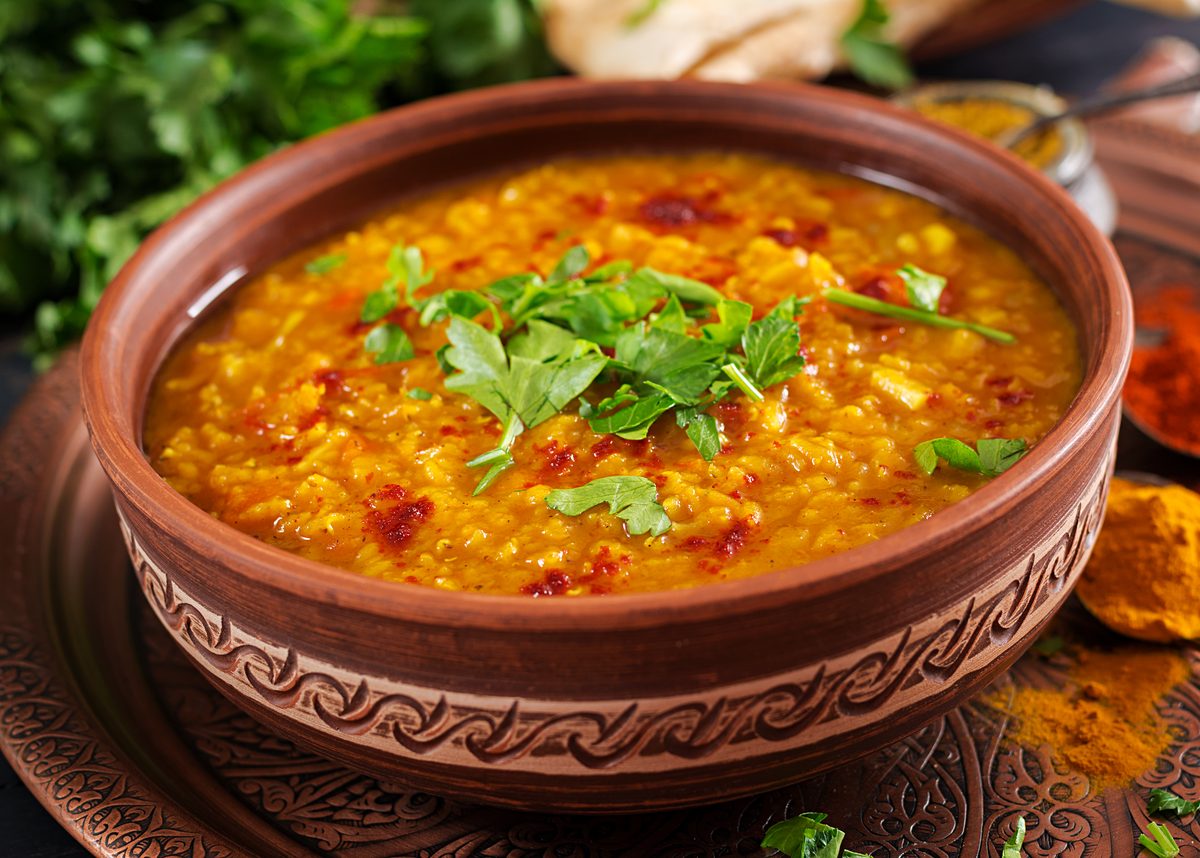 Dahl de lentilles corail épicé dans un bol en terre cuite