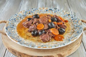 Daube provençale de bœuf mijotée servie à l'assiette