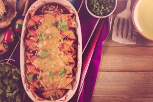 Enchiladas au poulet gratinées dans un plat blanc
