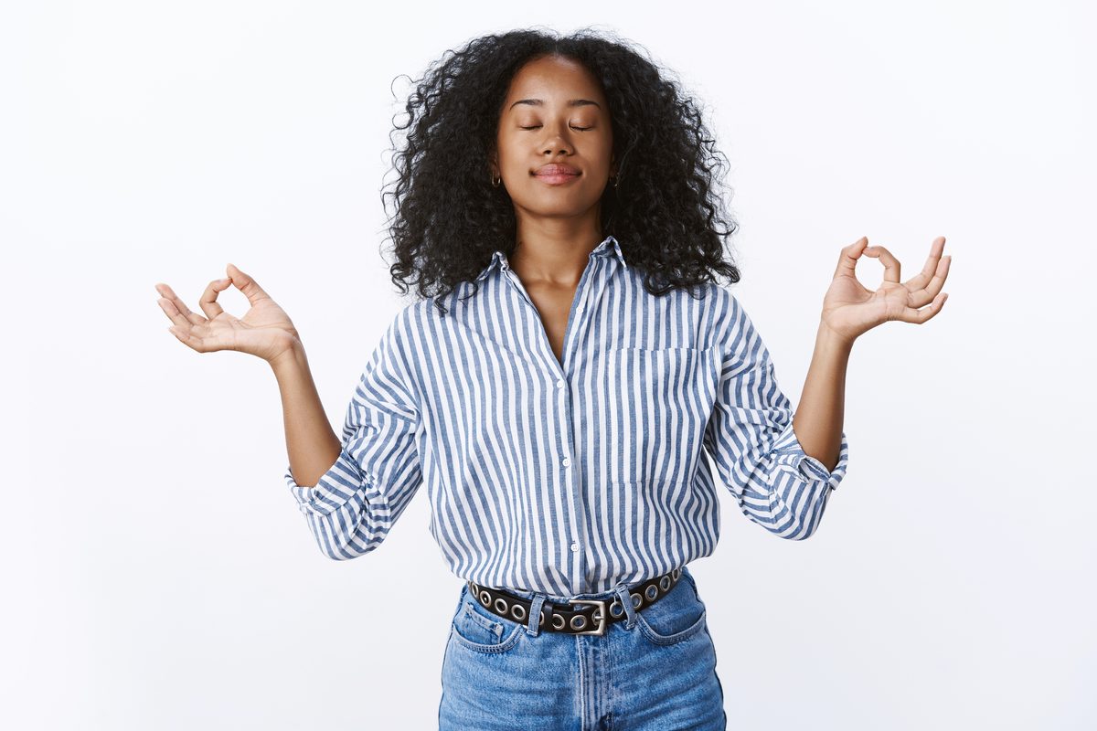 Femme les yeux fermés faisant un exercice de respiration et de méditation