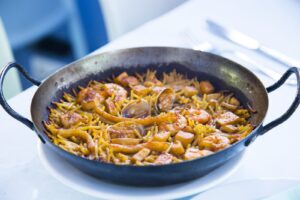 Fideuà espagnole aux vermicelles et fruits de mer