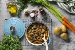Goulash de bœuf aux légumes vu de dessus