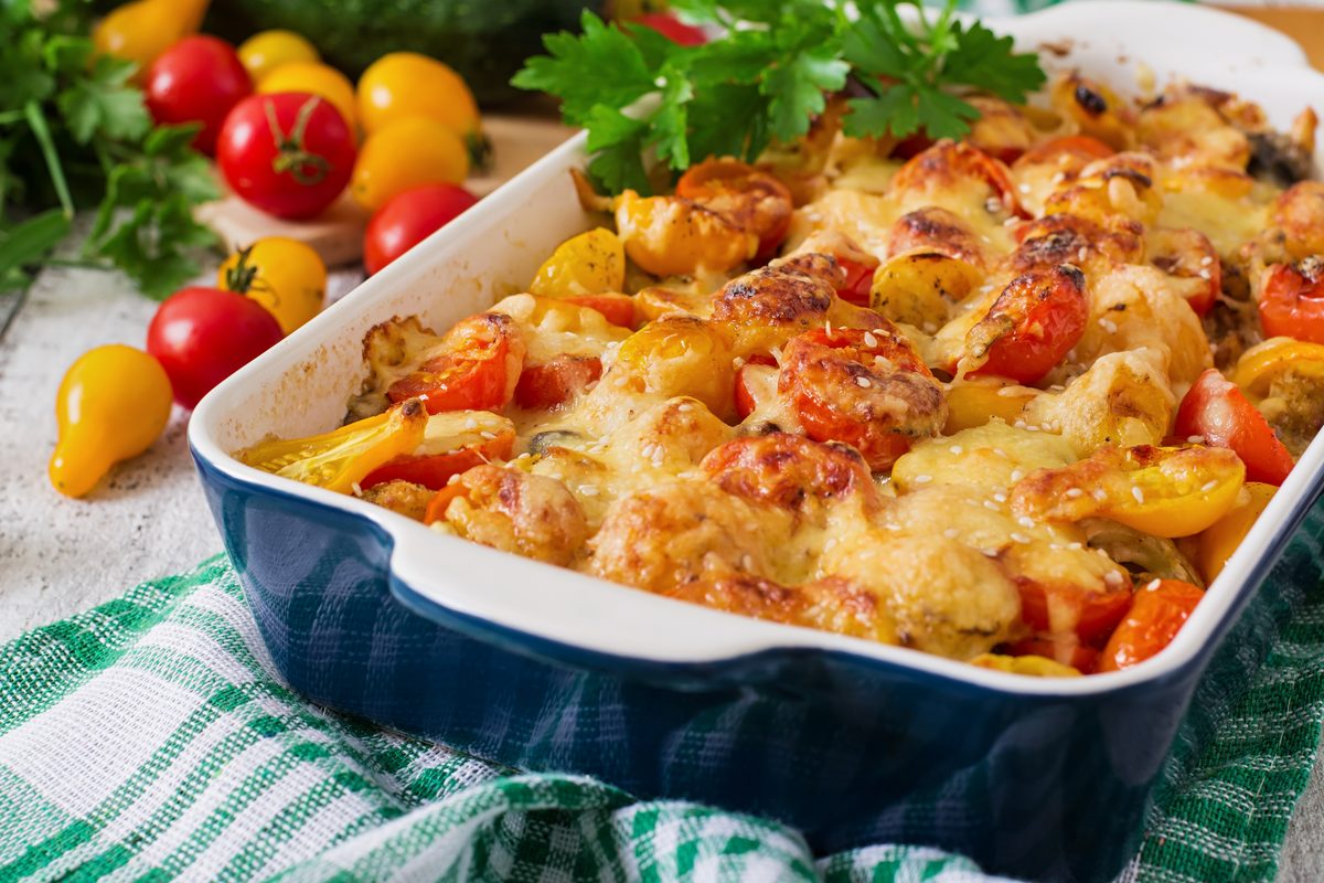 Gratin végétarien de courgettes, champignons et tomates cerises dans un plat bleu