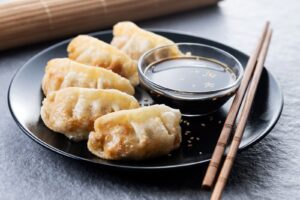 Gyozas poêlés sur fond de pierre grise