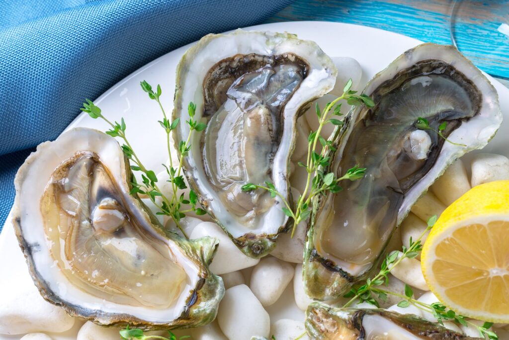 Raw oysters on ice, a food very rich in zinc