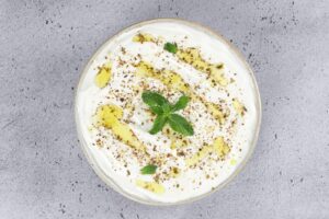 Labneh maison à l'huile d'olive et au zaatar, vue de dessus