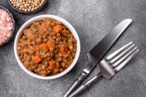 Lentilles mijotées aux carottes et aux saucisses