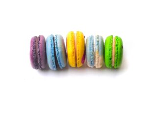 Macarons de couleurs variées