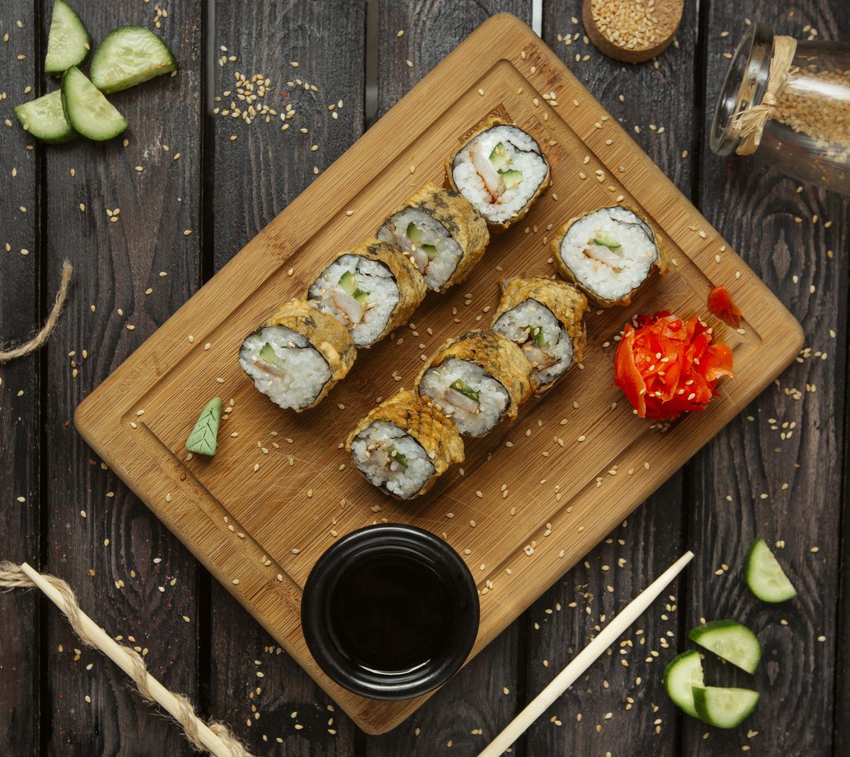 Fried maki with cooked prawns and cucumber served with soy sauce