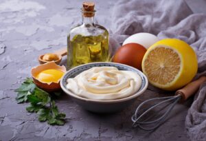 Mayonnaise maison avec œufs, moutarde, citron et huile