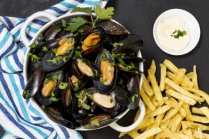 Moules accompagnées de frites