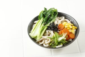 Nouilles udon en bouillon japonais aux légumes