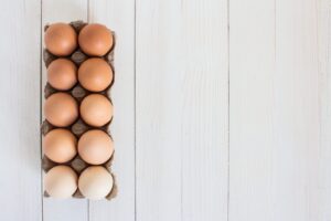 Œufs frais dans une boîte en carton