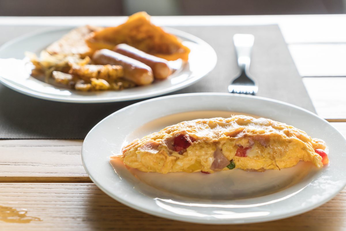 Omelette au jambon et au fromage servie dans une assiette blanche