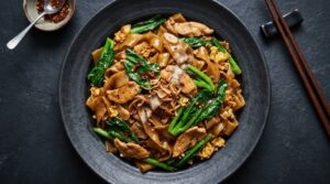 Pad see ew, larges nouilles de riz sautées au brocoli chinois