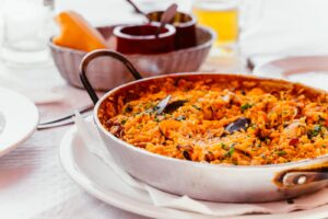 Paella aux fruits de mer dans une poêle à paella