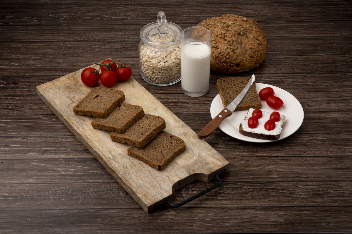 Sliced rye bread, cherry tomatoes, milk and rolled oats
