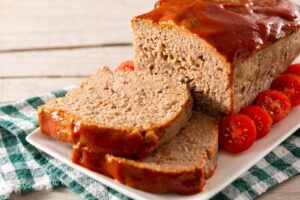 Pain de viande tranché nappé de sauce tomate
