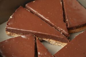Parts de tarte au chocolat maison vues de dessus