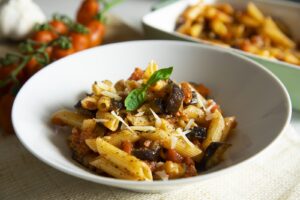 Pâtes alla Norma aux aubergines, tomate, basilic et ricotta salata