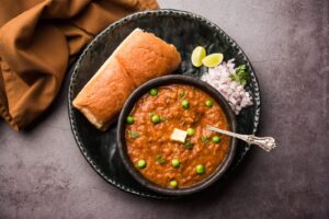 Pav bhaji de Mumbai, curry épais de légumes et petits pains