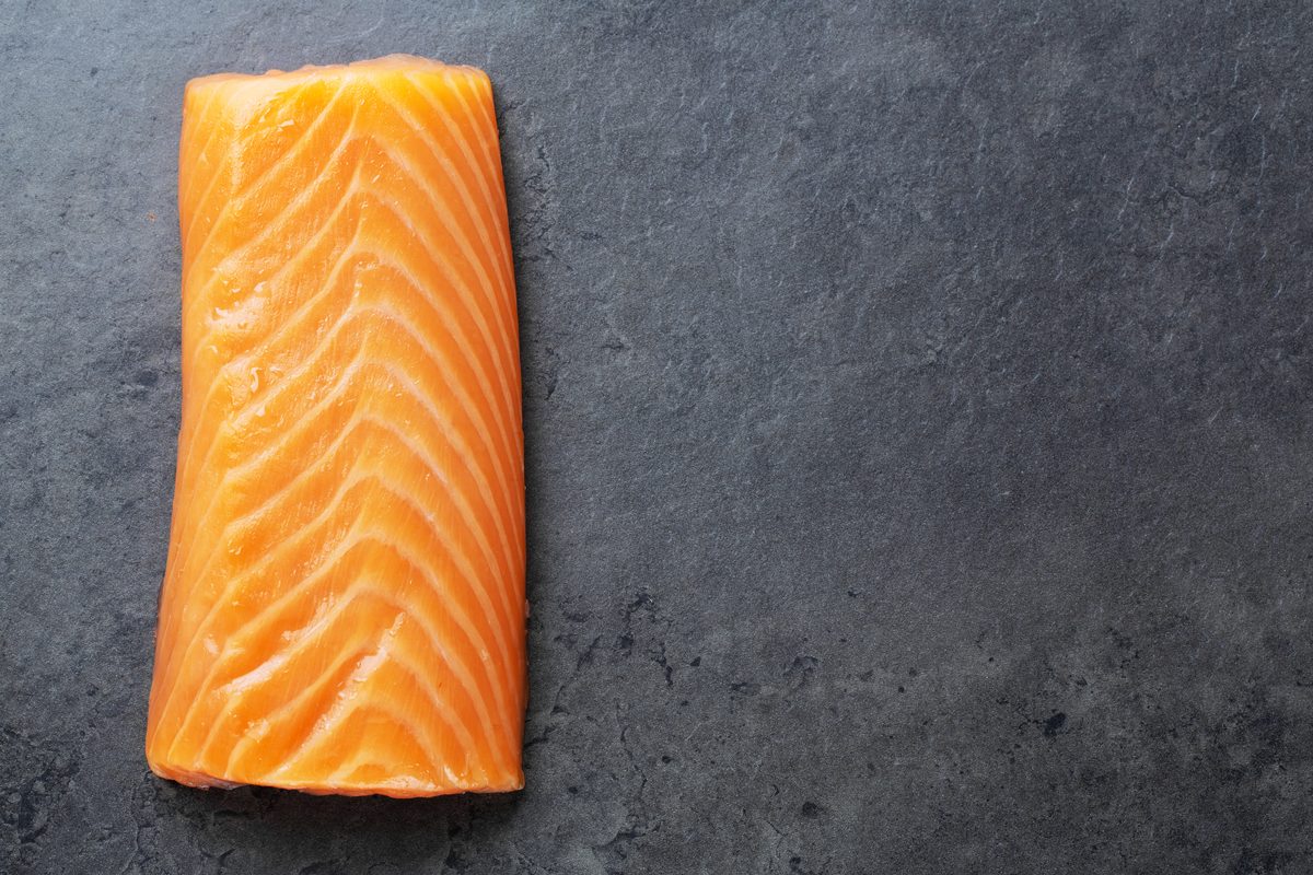 Pavé de saumon cru sur une ardoise grise