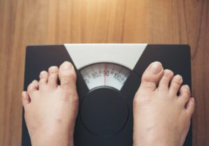 Pieds posés sur un pèse-personne