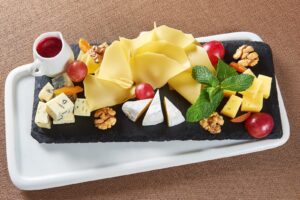 Plateau de fromages avec raisin et noix