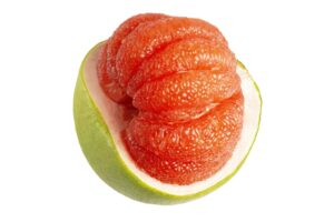 Pomelo rouge pelé présenté dans son écorce