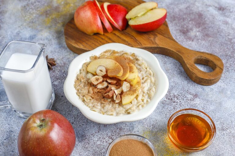 Porridge with apples and cinnamon