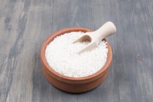 Portion de riz cuit dans un bol avec une cuillère