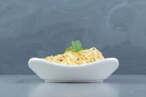Portion de spaghettis cuits dans un bol blanc